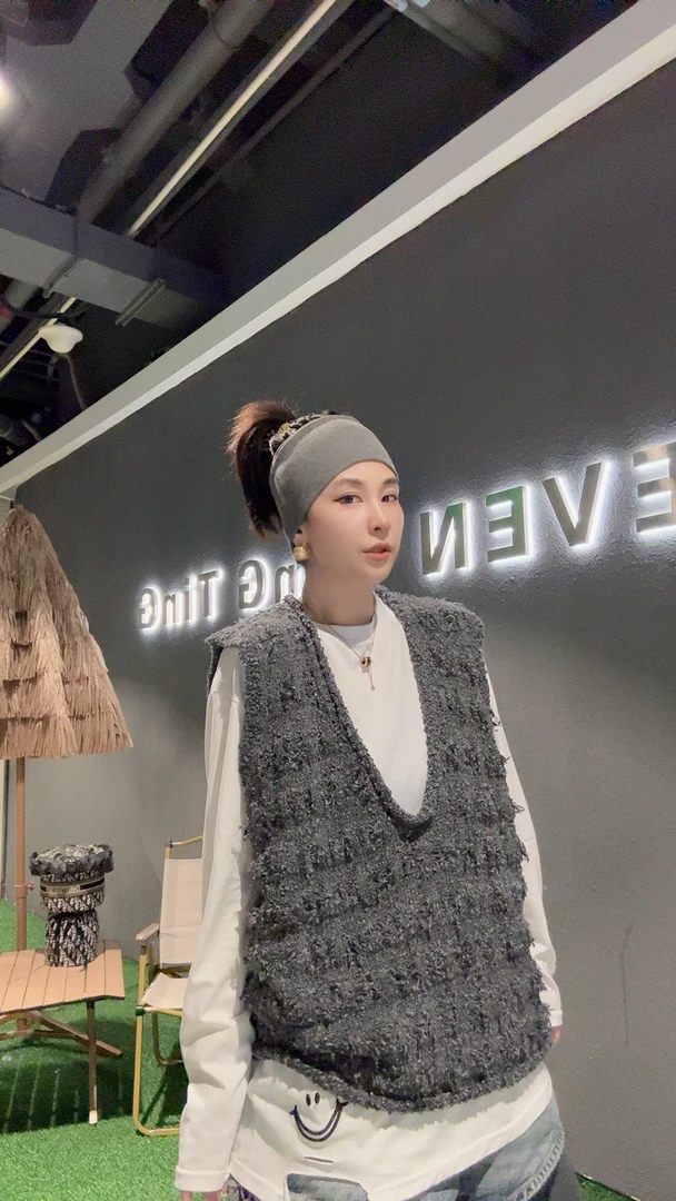 71502：设计款大V领毛衣马甲