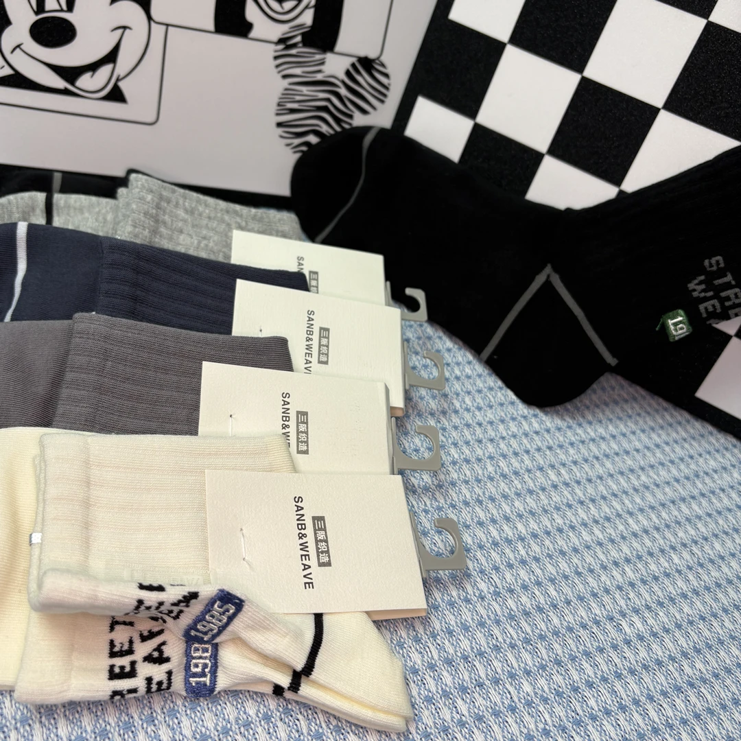 新疆棉吸汗防臭中筒运动袜秋冬新款时尚百搭