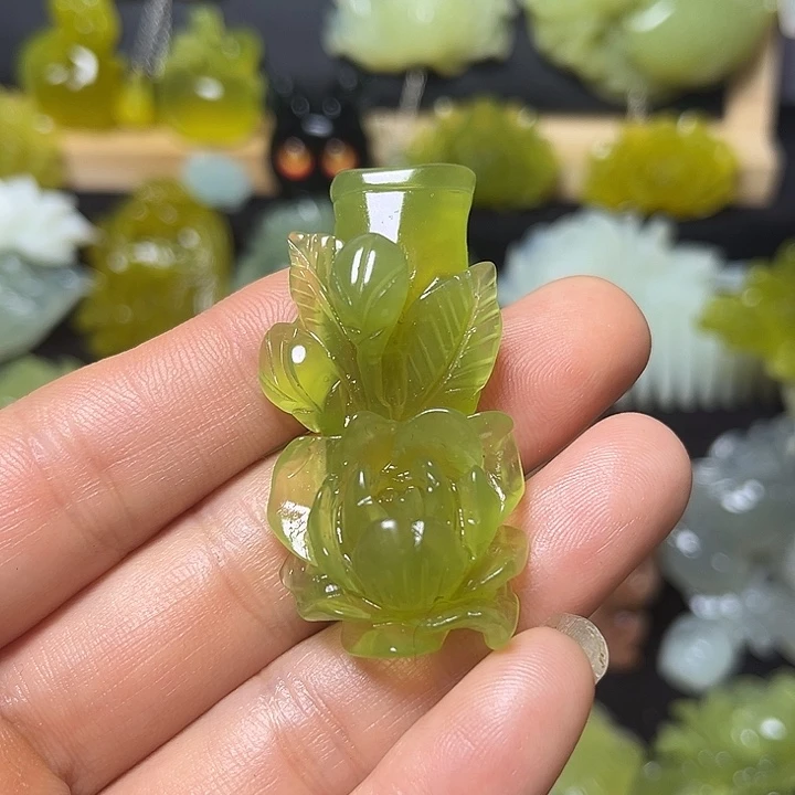 蛇纹石玉未镶嵌颈饰