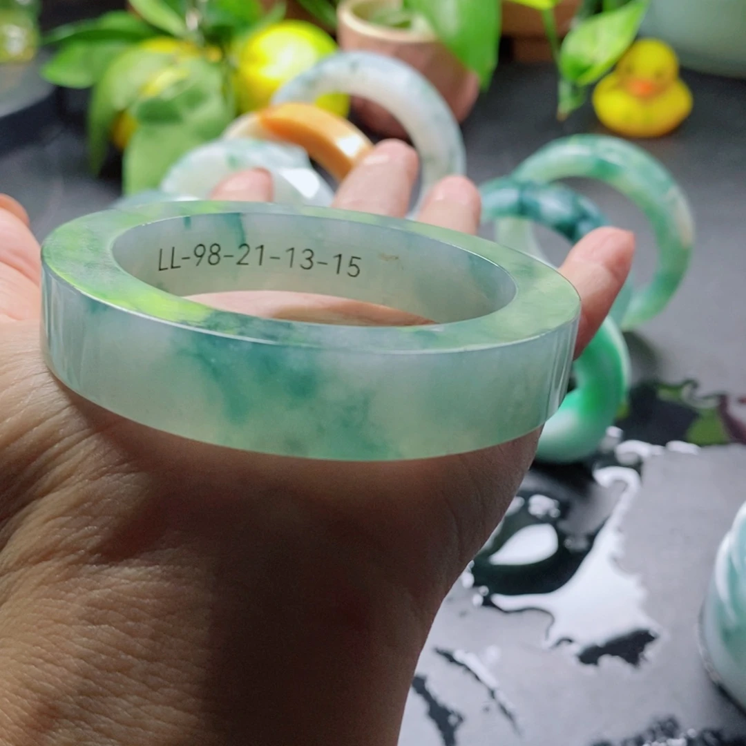 紫***薇定制翡翠未镶嵌手镯