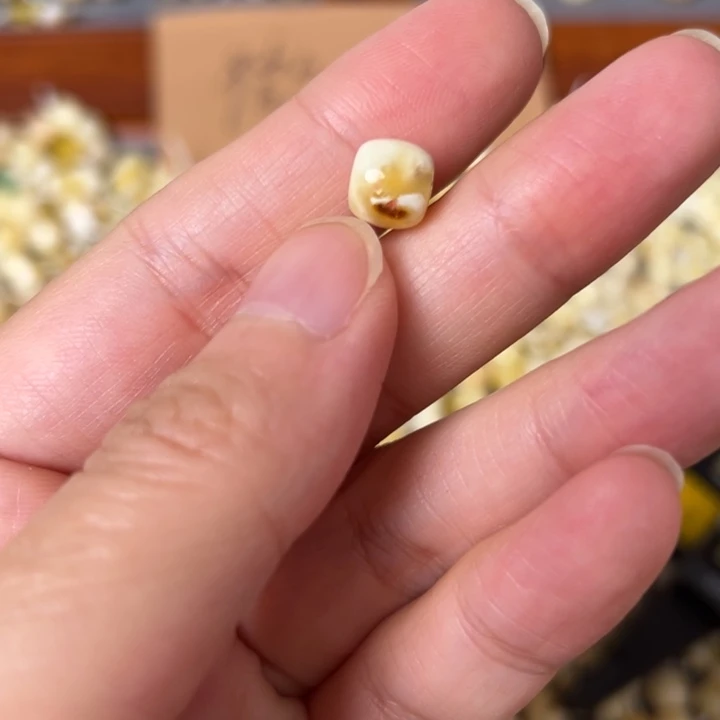 蜜蜡未镶嵌裸石9mm有坑