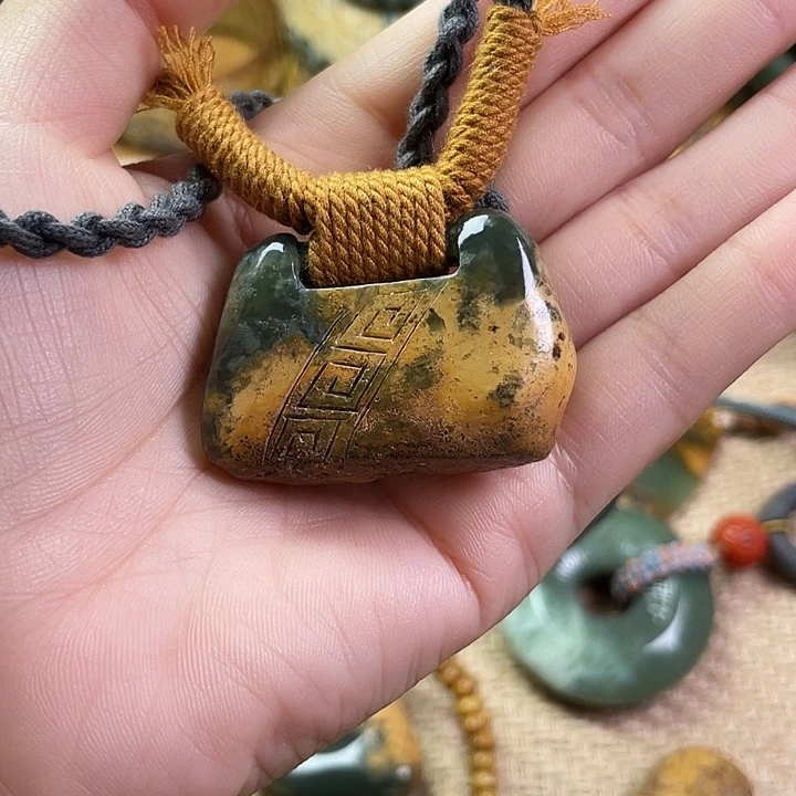 裕***师岫岩河磨玉（透闪石质玉）未镶嵌颈饰