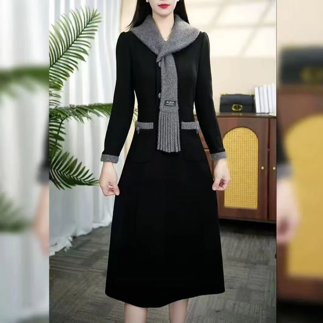秋冬黑色连衣裙新款裙子围巾领显瘦中长款气质修身打底裙