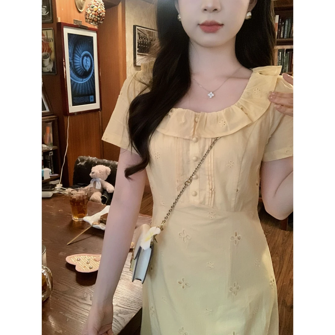 小奶盖 法式甜美小清新绣花减龄娃娃领连衣裙