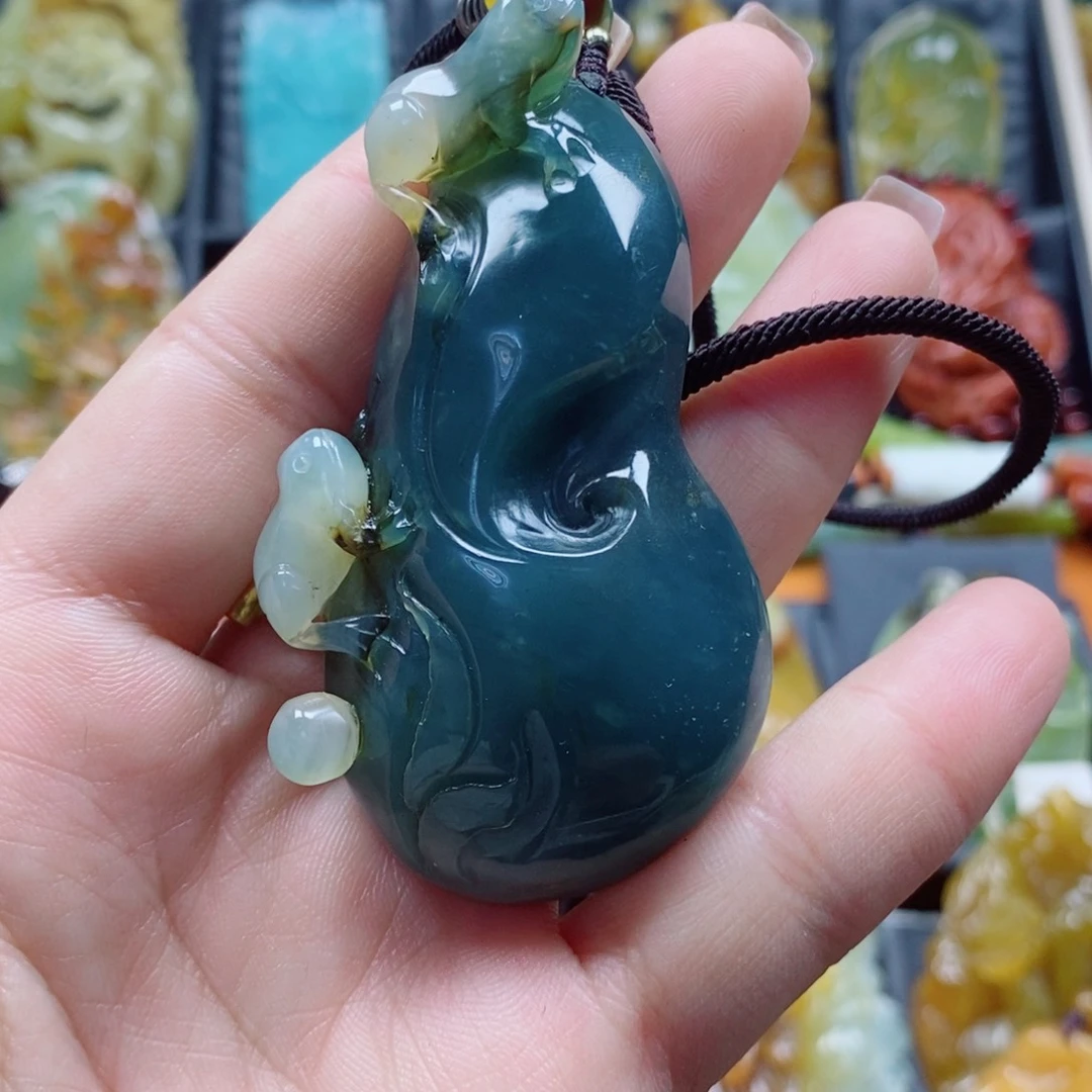 蛇纹石玉未镶嵌颈饰