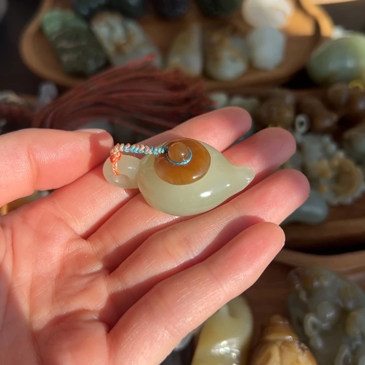 颈饰未镶嵌和田玉聆****?