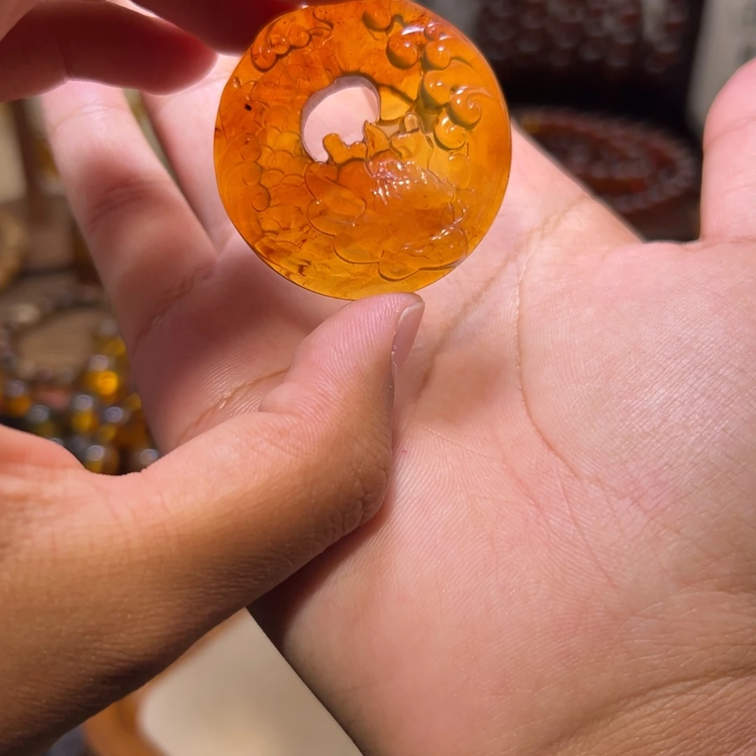 琥珀未镶嵌颈饰小龙鱼