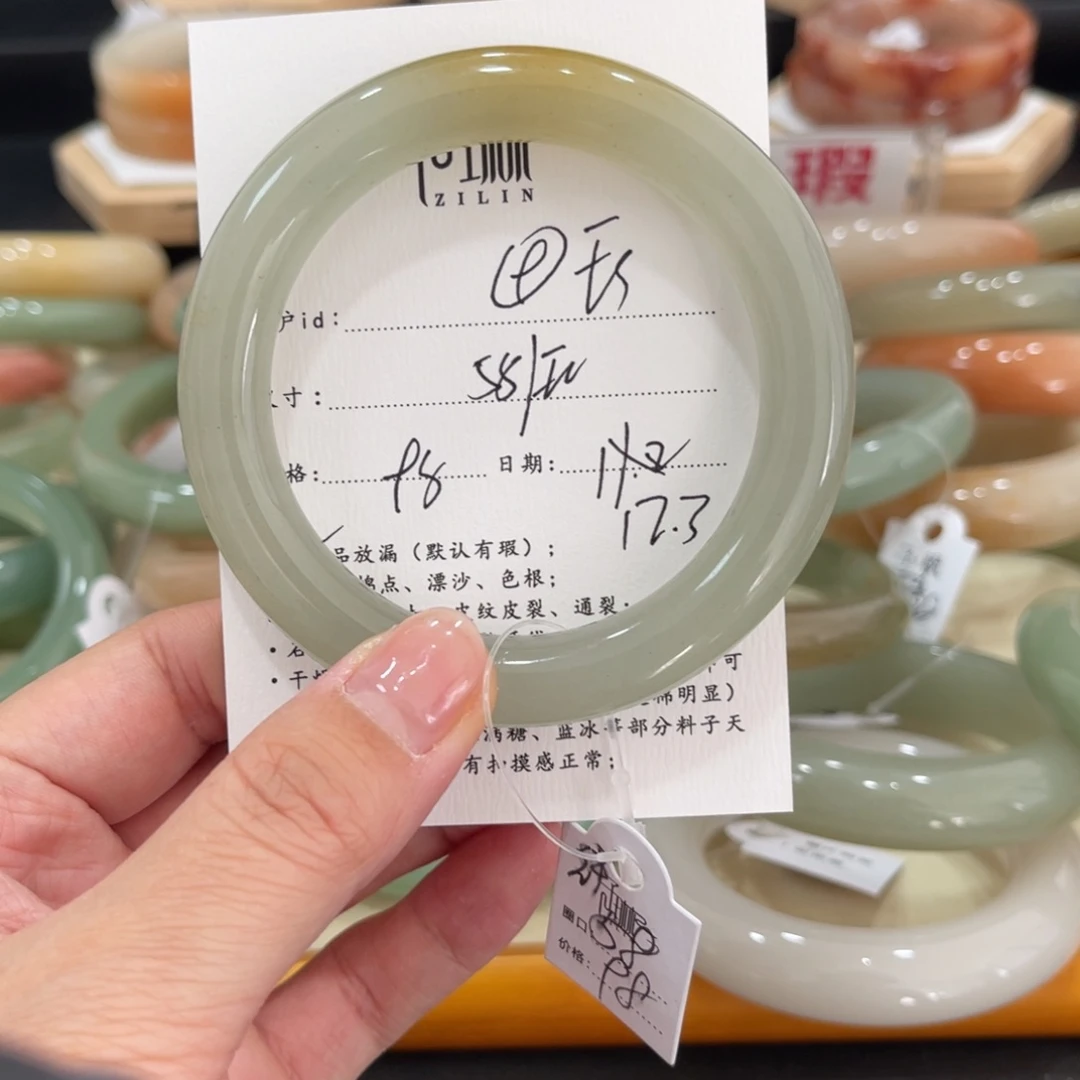 未镶嵌手镯石英质玉