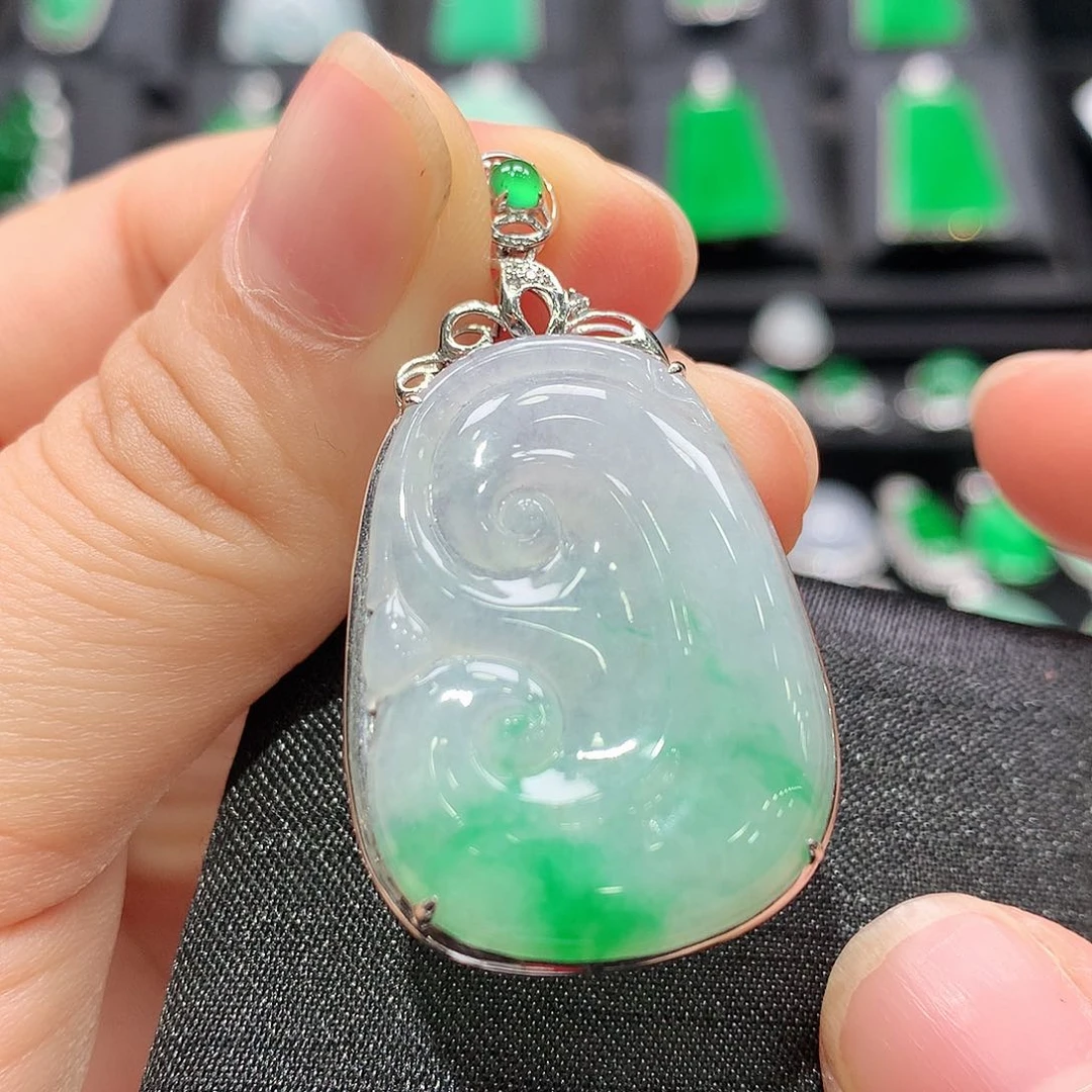 翡翠18K金镶嵌颈饰如意