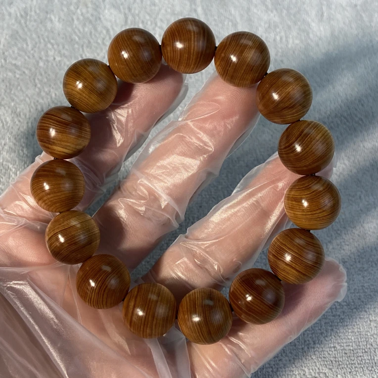 太行崖柏陈化料，1.5黑油料，统一度不高，微瑕放漏出，油性好，荧光闪