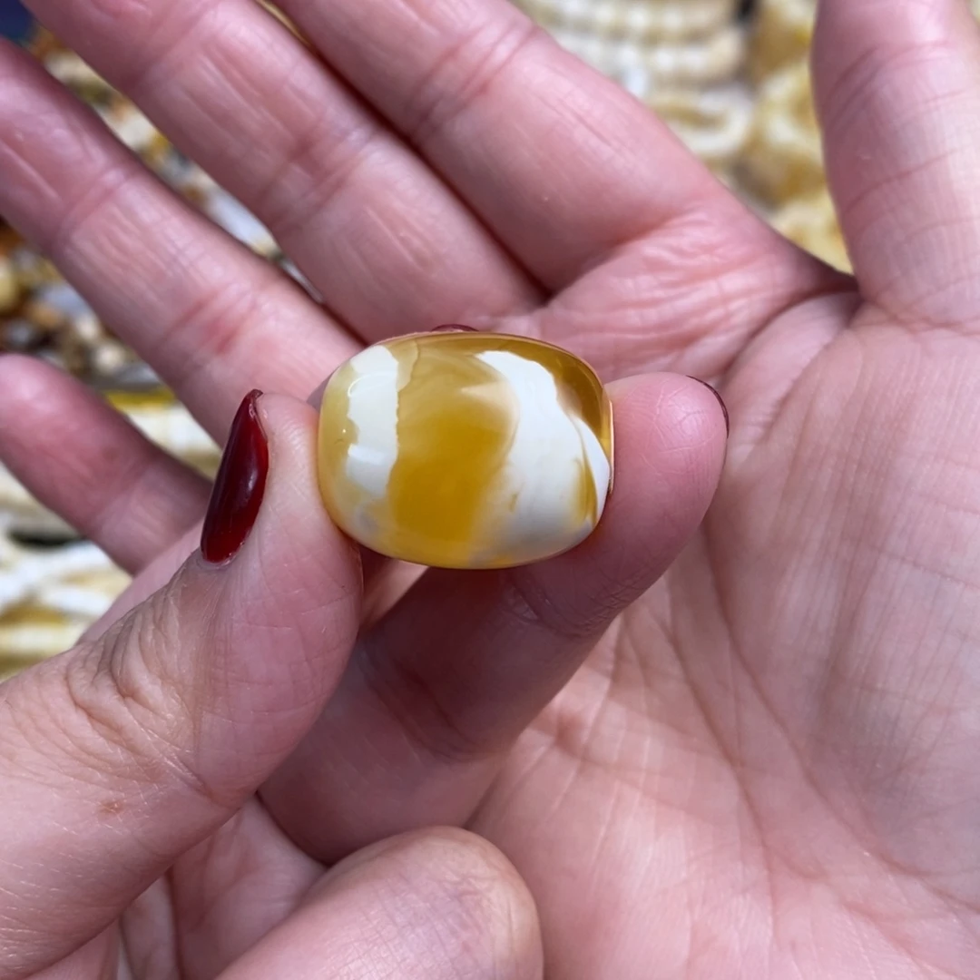 琥珀裸石未镶嵌金漆白溶洞桶珠17.4