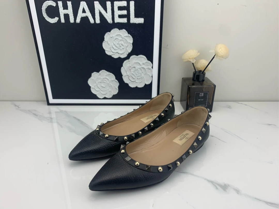 95新 Valentino/华伦天奴 Valentino黑色铆钉平底鞋 36码/jm00390