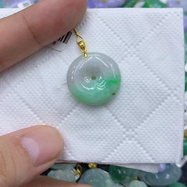 翡翠未镶嵌颈饰平安