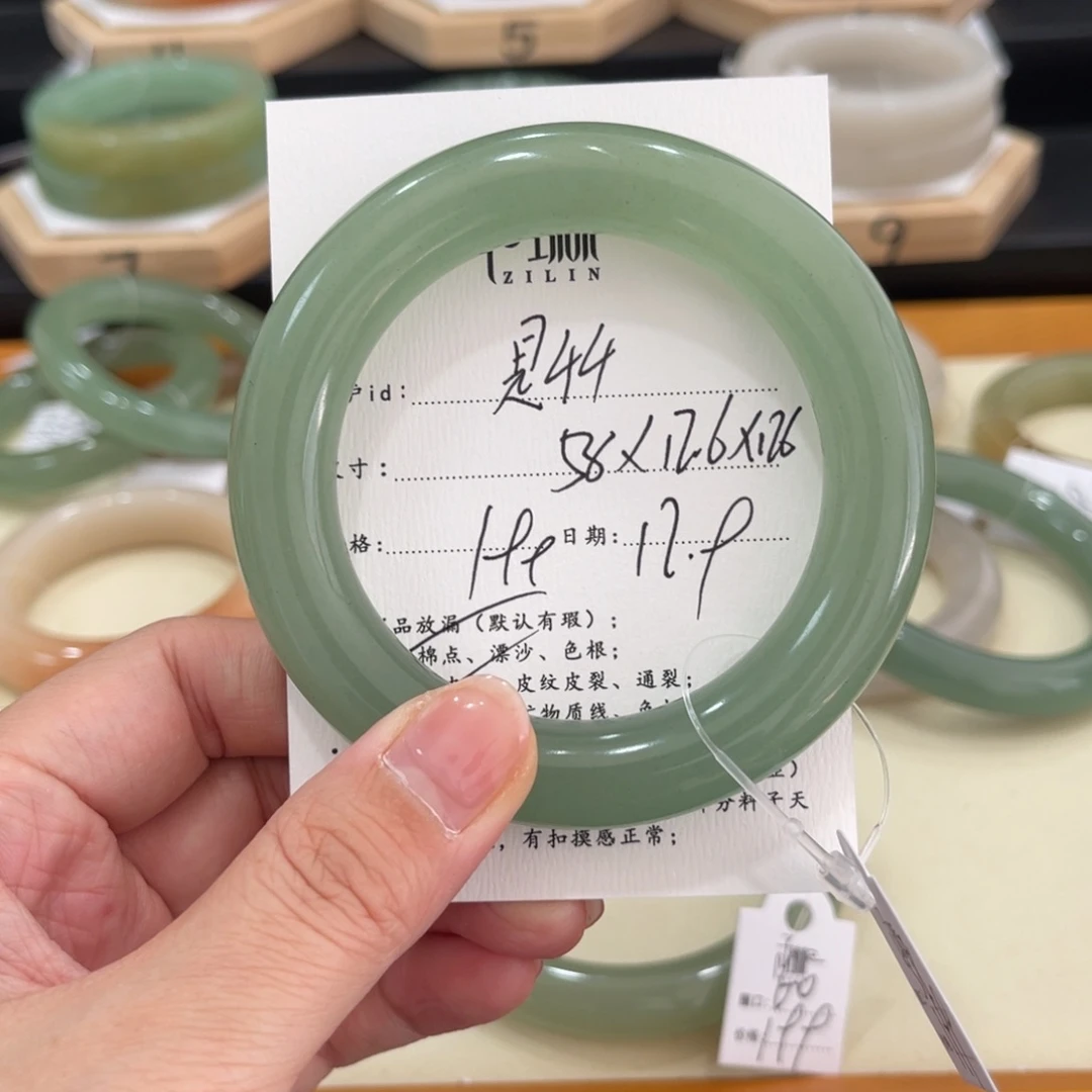 未镶嵌手镯石英质玉是***～