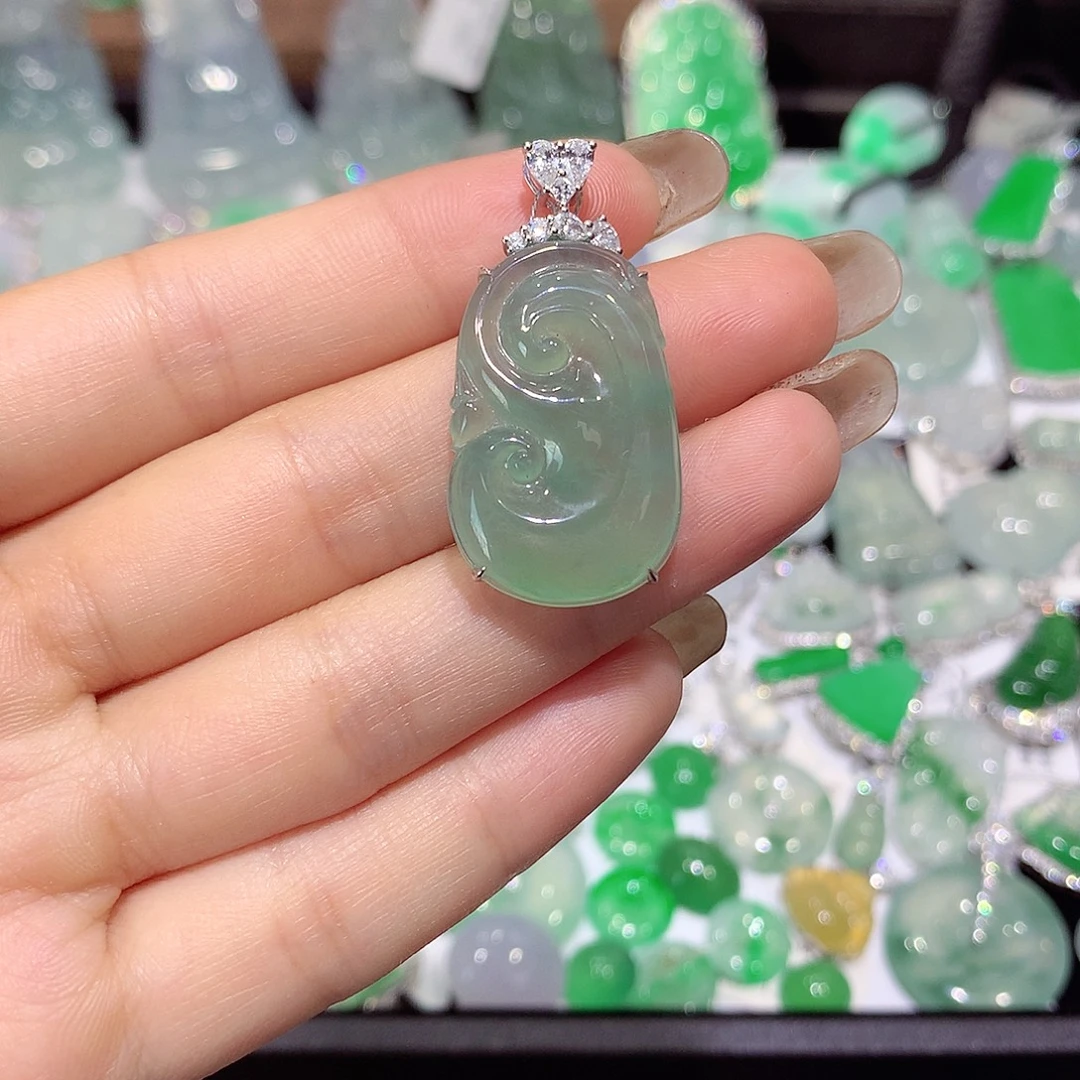 翡翠18K金镶嵌颈饰如意