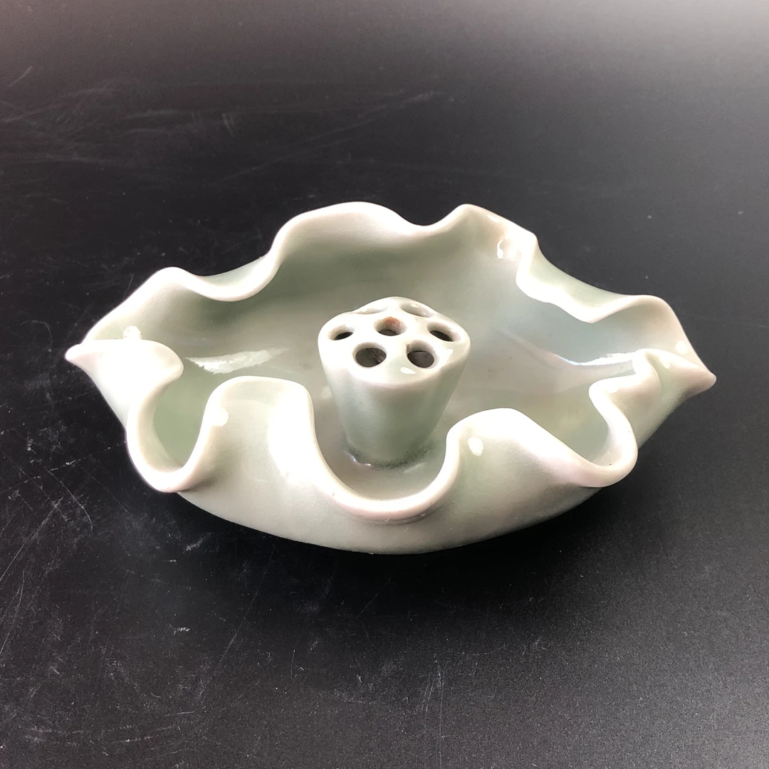 清中期龙泉釉荷叶香插 直径：14.8cm A0575