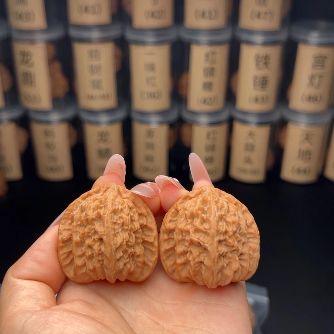 丢***兔文玩核桃吊坠三角白