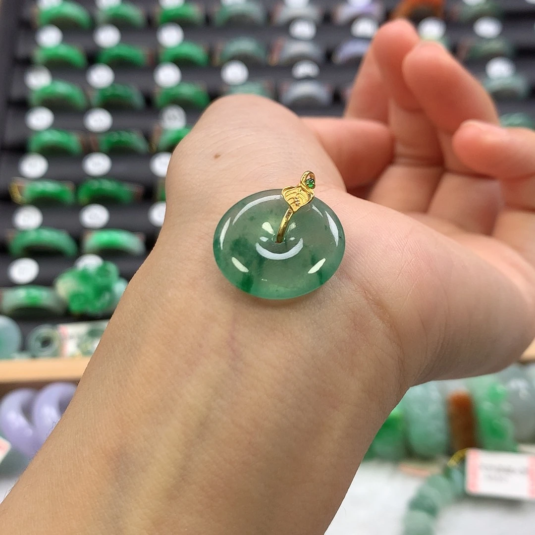 翡翠18K金镶嵌颈饰平安扣