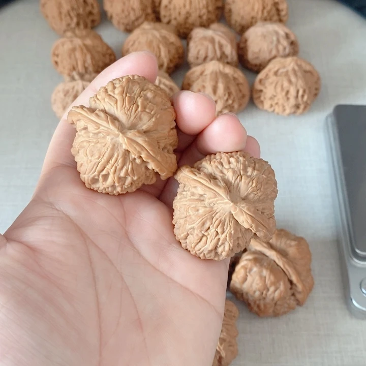 文玩核桃吊坠白狮子42