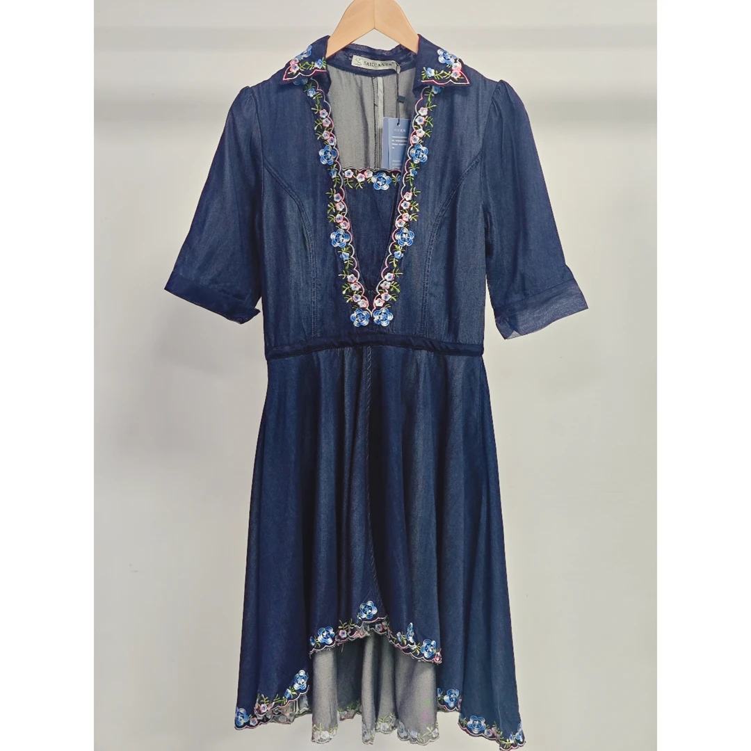 修身刺绣牛仔连衣裙复古V领盘扣中袖显瘦民族风不规则连衣裙裙