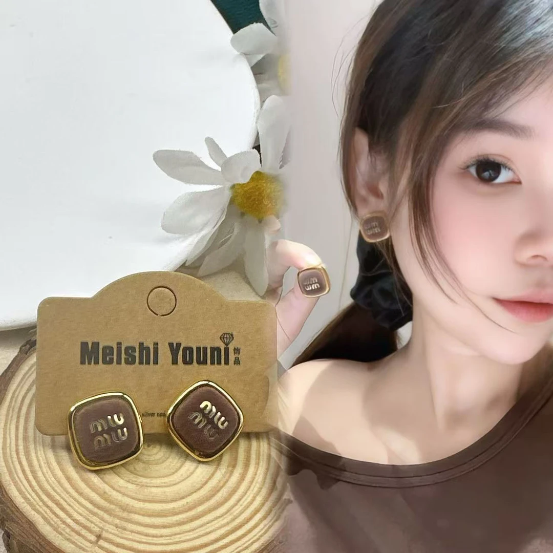 铜合金耳饰 美拉德毛绒字母方块耳饰女2025年新款潮气质A60