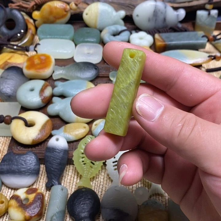 蛇纹石玉未镶嵌颈饰