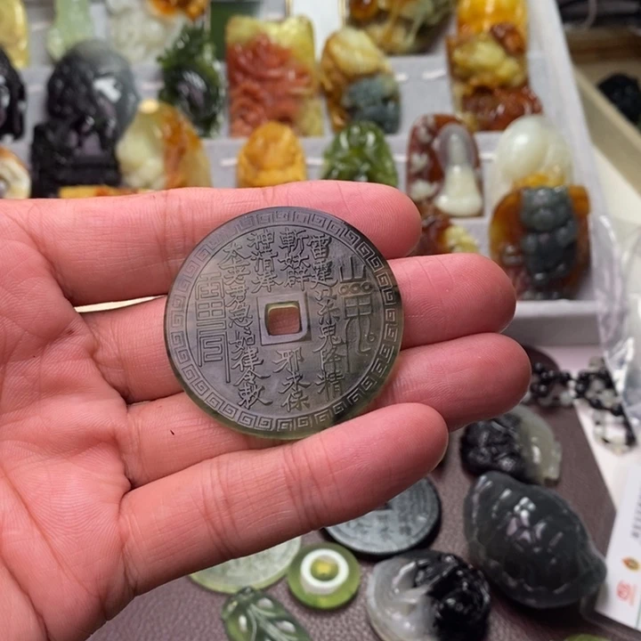 蛇纹石玉未镶嵌颈饰幽**主