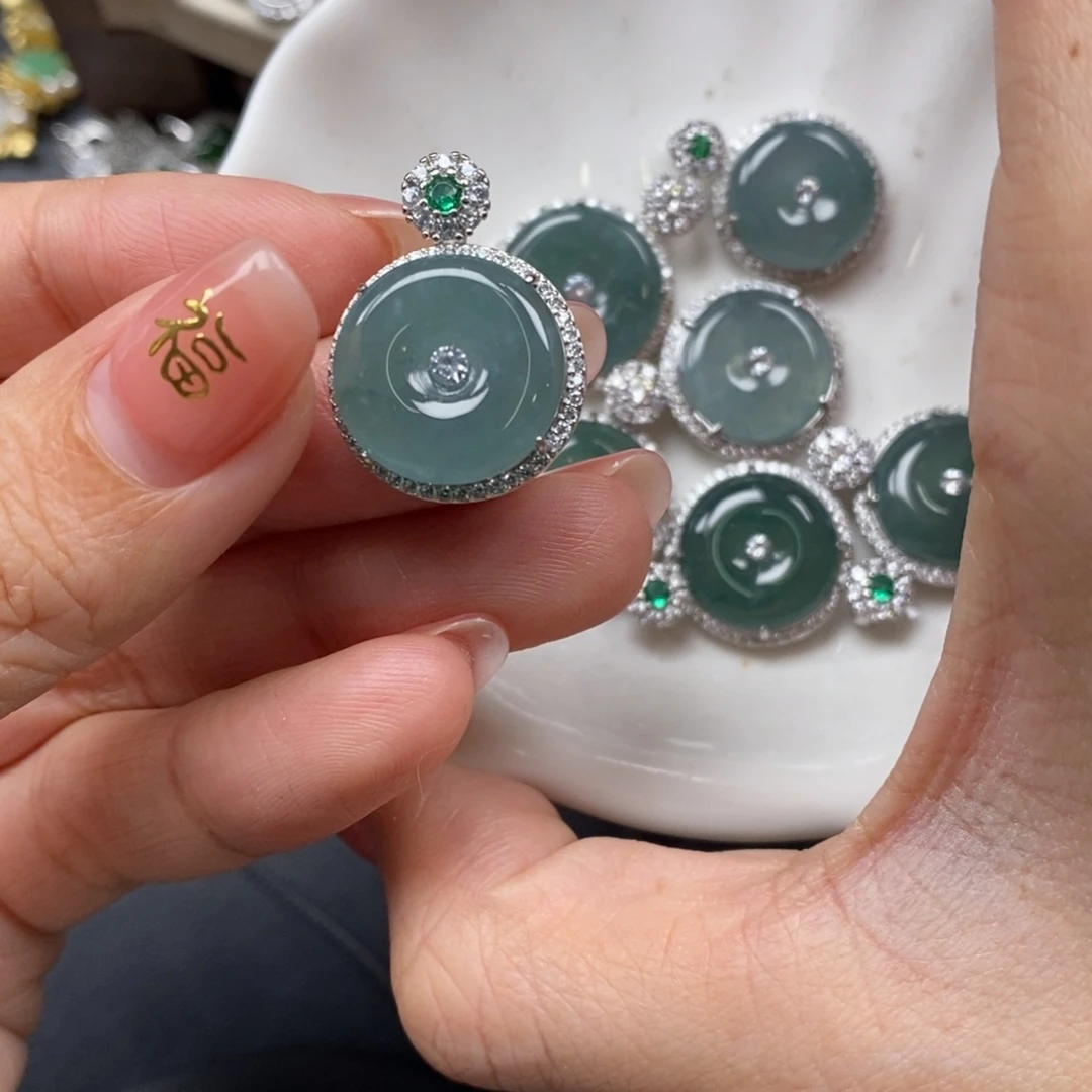 翡翠颈饰未镶嵌翡翠