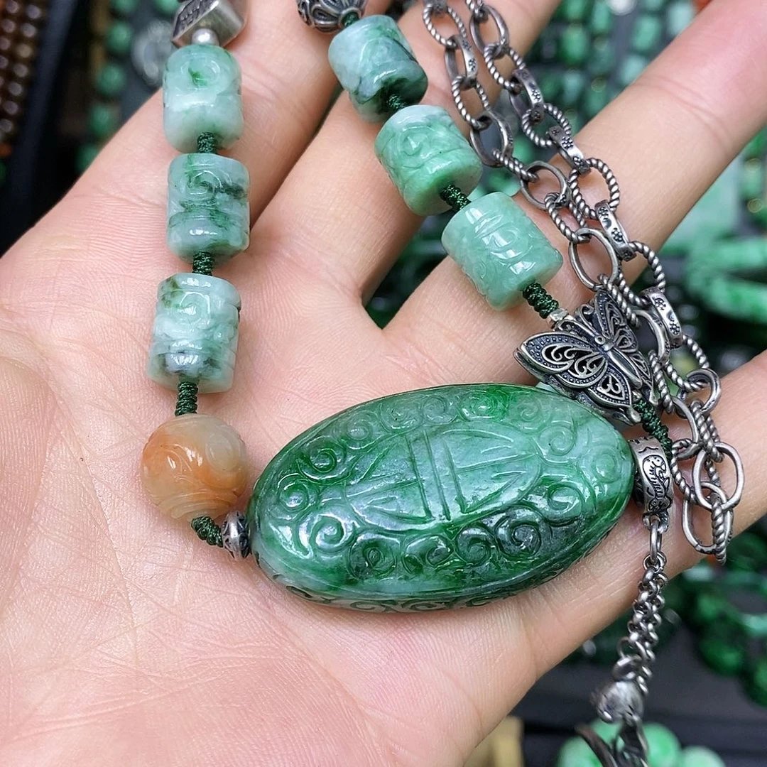 颈饰未镶嵌翡翠漂亮美眉