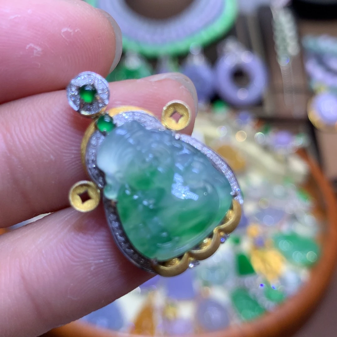 翡翠18K金镶嵌颈饰