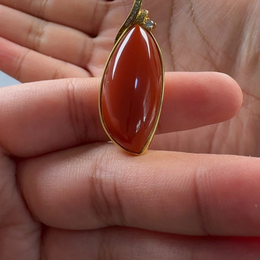 南红玛瑙18K金镶嵌马眼吊坠39.4*15mm