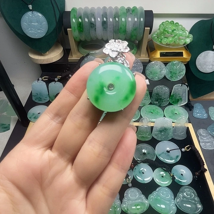 翡翠未镶嵌颈饰平安