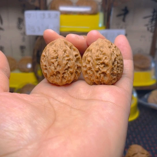 文玩核桃吊坠野牛