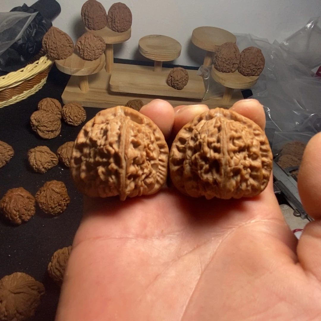 我***买文玩核桃吊坠三角白狮子