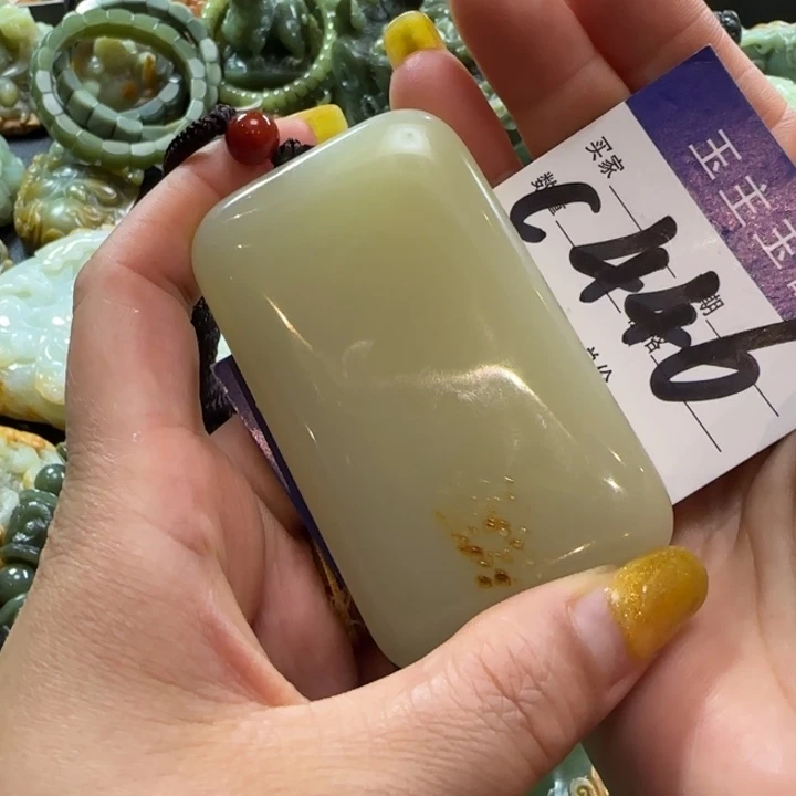 透闪石质玉未镶嵌挂件