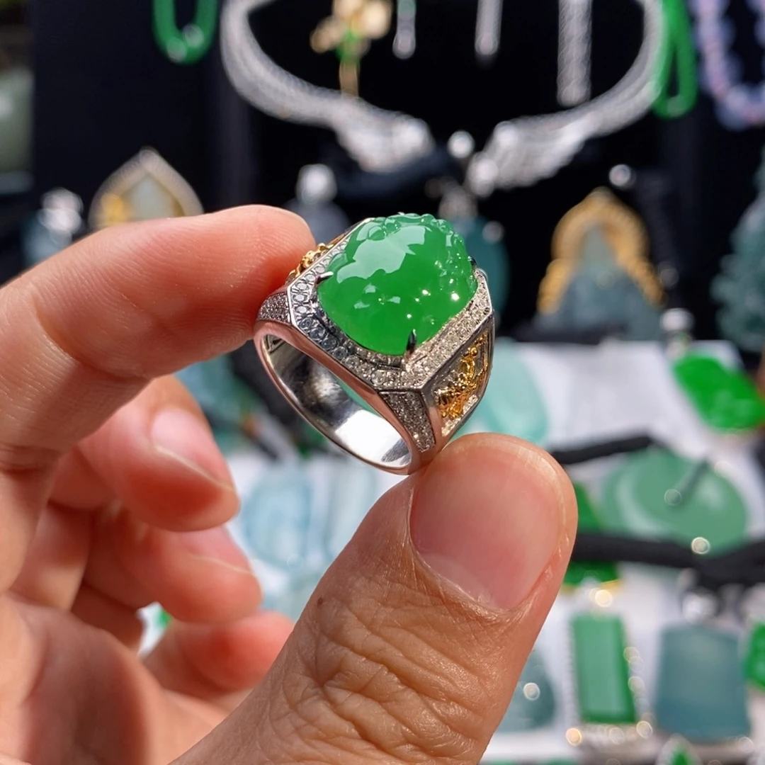 翡翠戒指18K金镶嵌大貔貅戒指