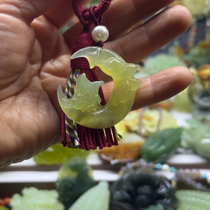 蛇纹石玉未镶嵌颈饰