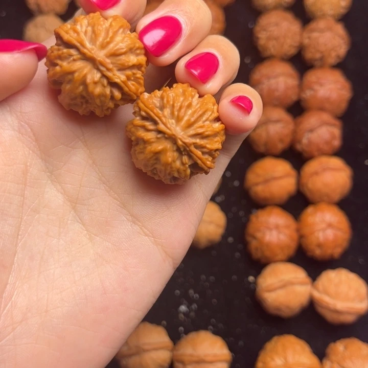 粉***虫文玩核桃吊坠核桃