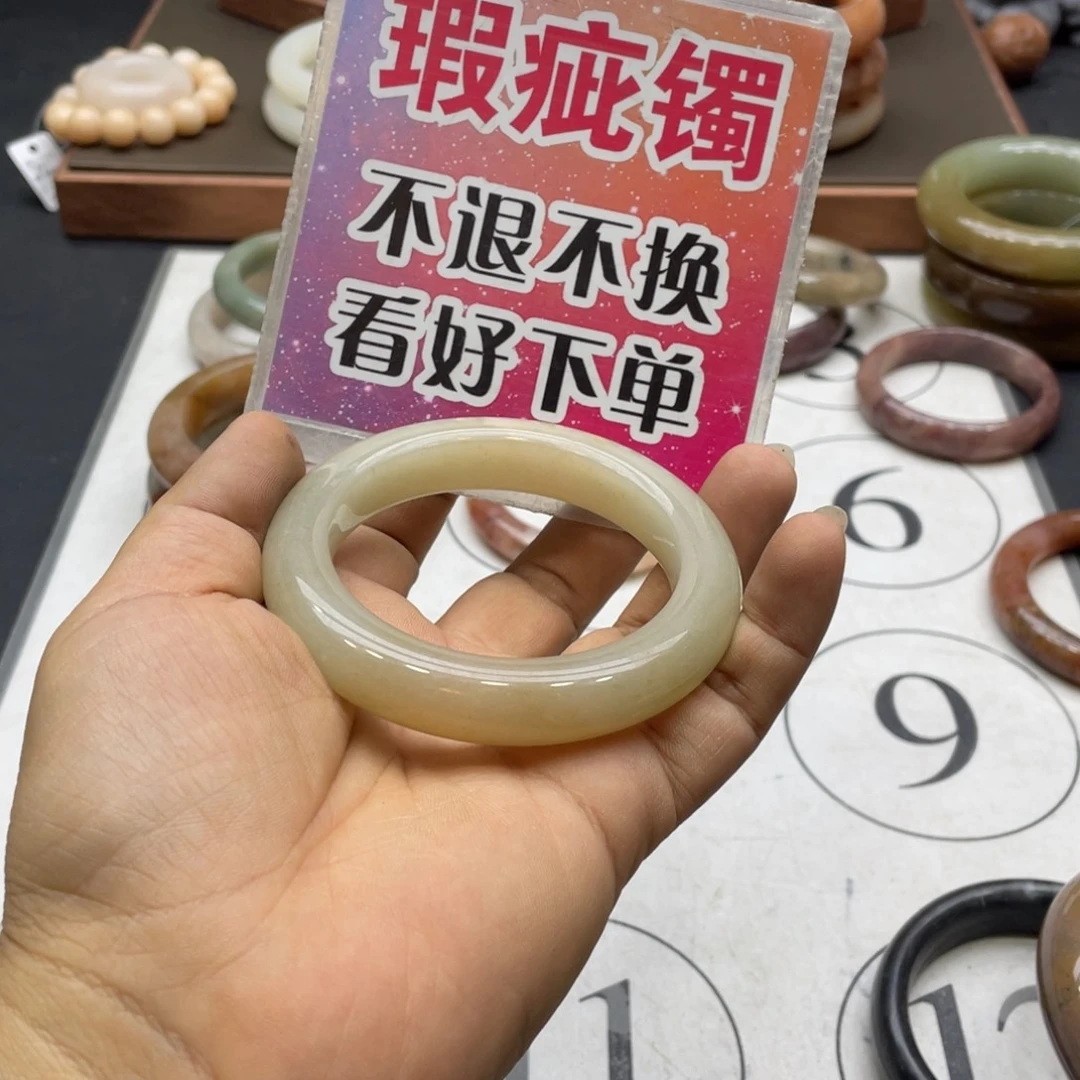 萍***萍石英岩玉未镶嵌手镯