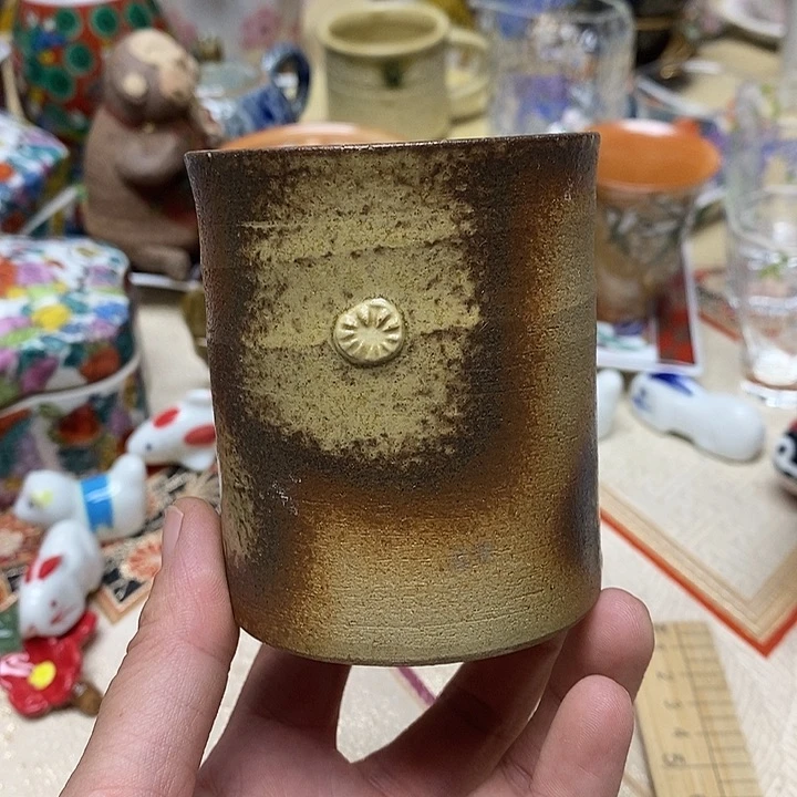 茶壶紫砂杯子和一大盒酸奶一起装入瓶罐