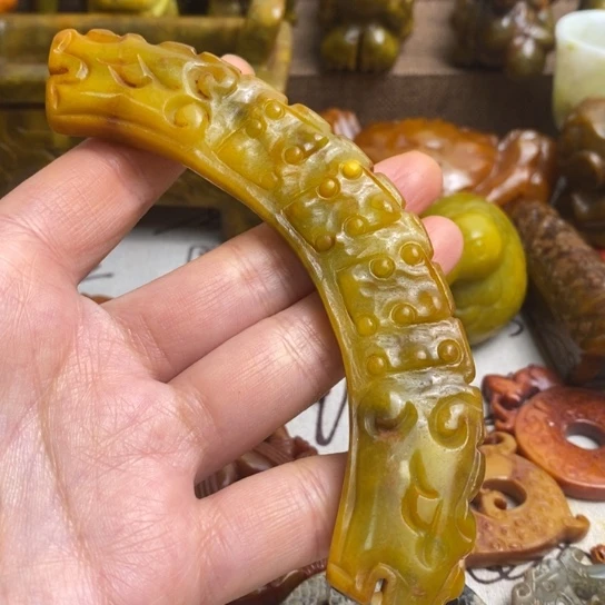 蛇纹石玉未镶嵌颈饰