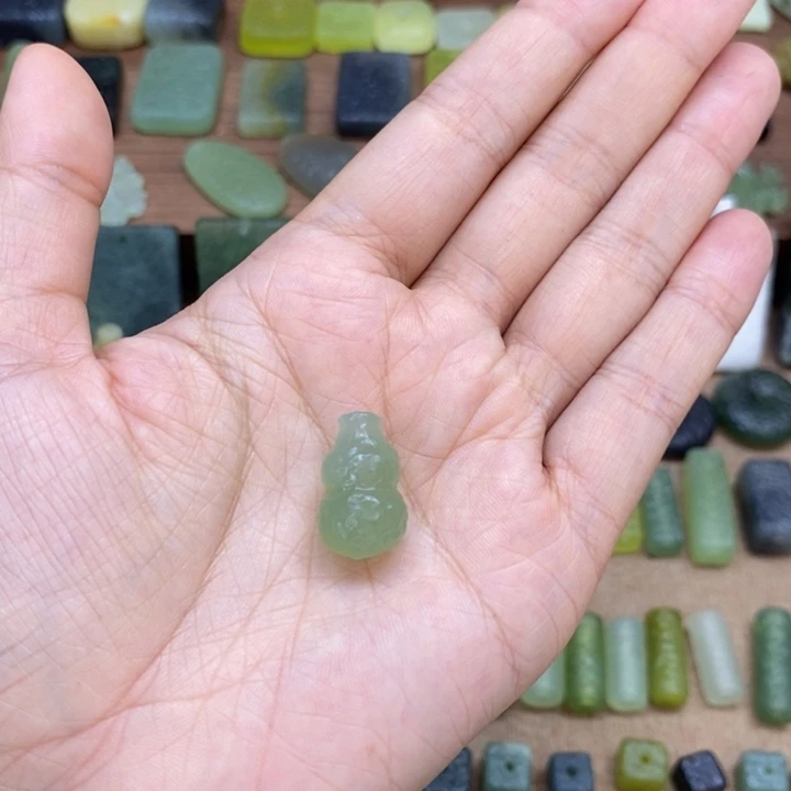 贝***贝蛇纹石玉未镶嵌颈饰