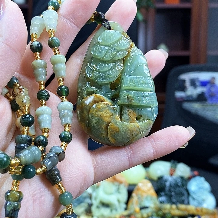 蛇纹石玉吊坠未镶嵌