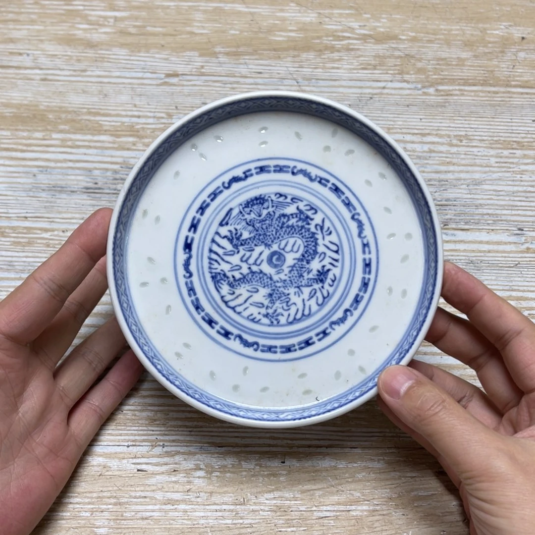 瓷片密密麻麻地排列着一个