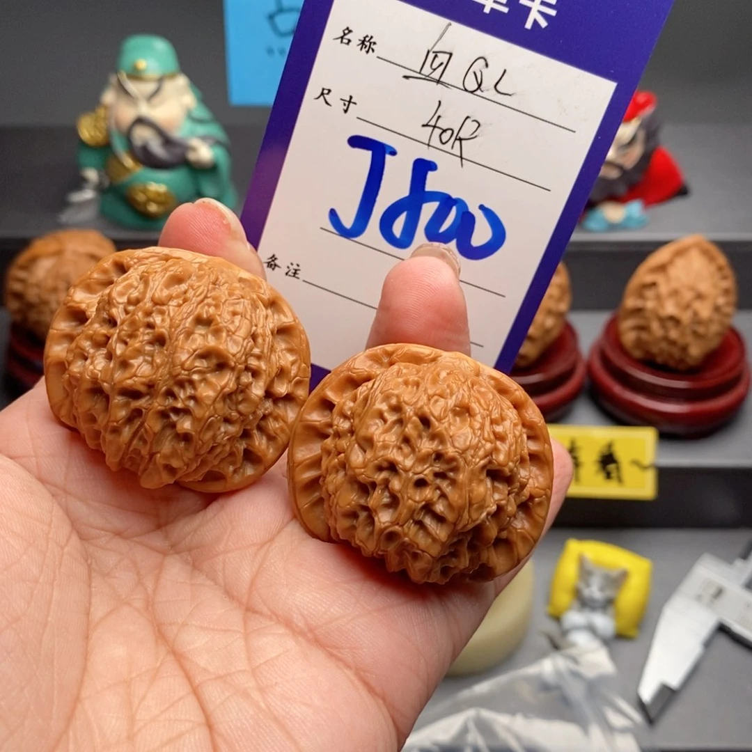 文玩核桃吊坠血麒麟40