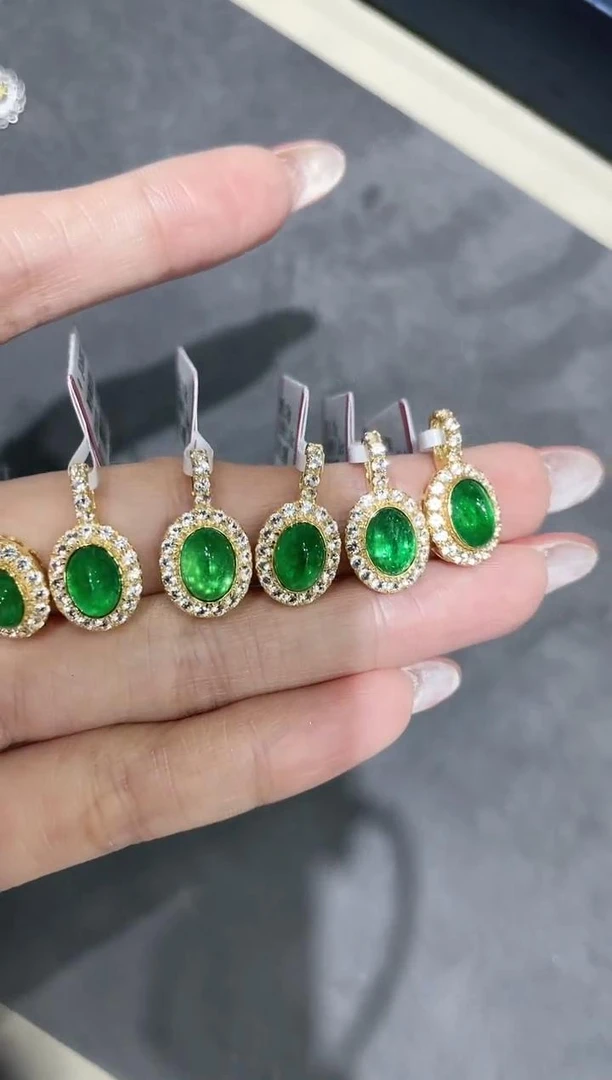 18K金镶嵌天然祖母绿吊坠 多样性发其一 约1.55ct