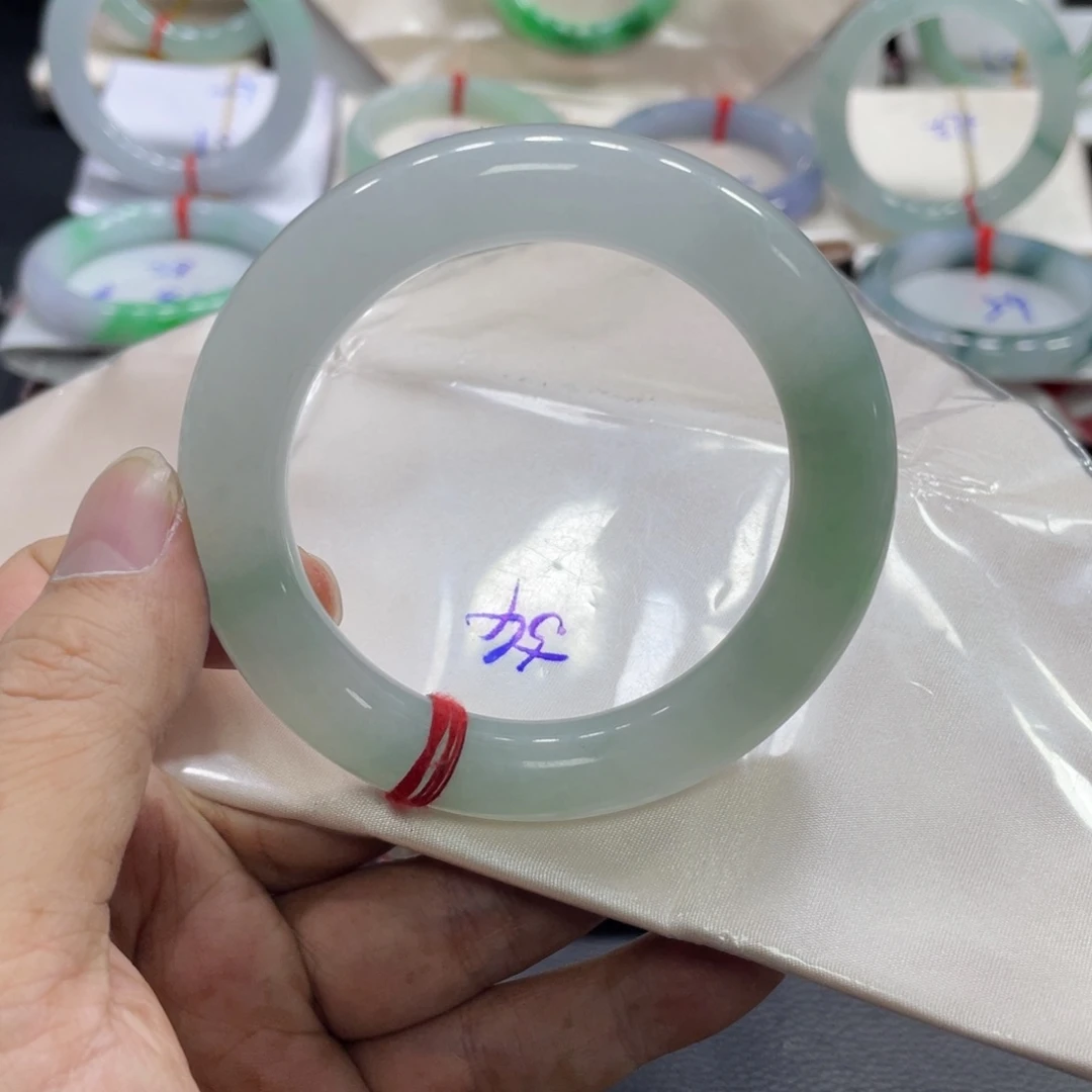 翡翠手镯未镶嵌翡翠