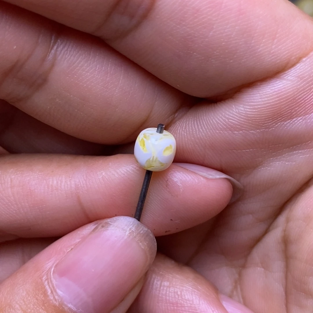 琥珀未镶嵌裸石漆白溶洞妖花老型6.6*6.3mm