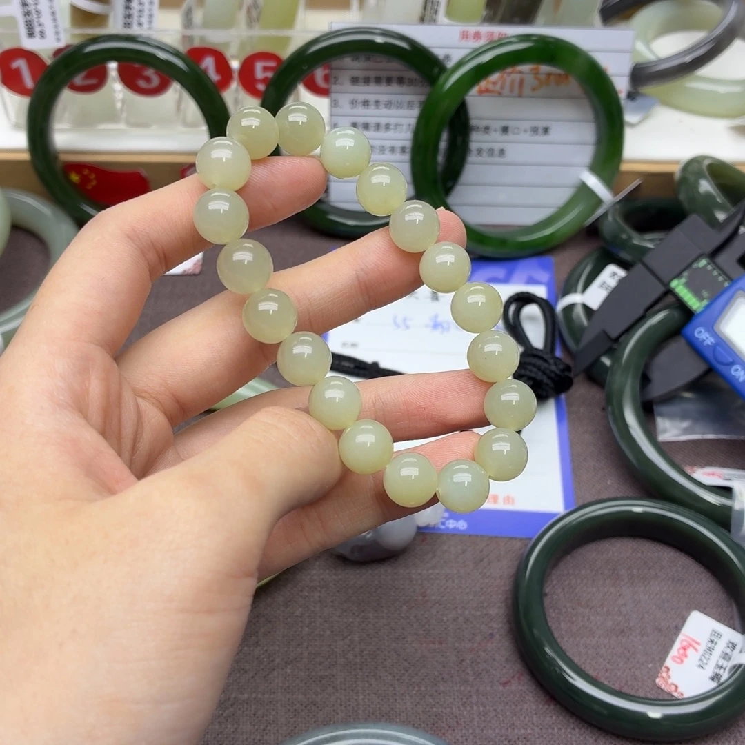 子***秋和田玉未镶嵌手镯