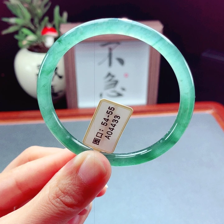 未镶嵌手镯翡翠圆镯